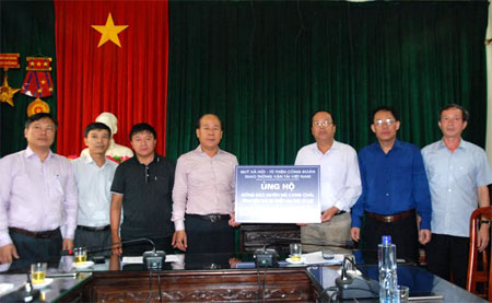 Đoàn công tác của Bộ Giao thông Vận tải do đồng chí Nguyễn Văn Công - Thứ trưởng Bộ Giao thông Vận tải trao quà ủng hộ huyện Mù Cang Chải.