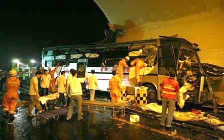 Một vụ tai nạn xe khách dưới đường hầm ở Trung Quốc năm 2008.