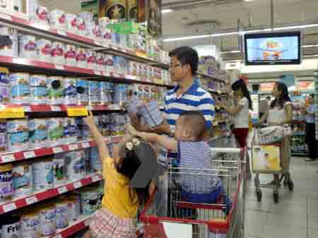 Người tiêu dùng chọn mua sản phẩm sữa tại siêu thị.
