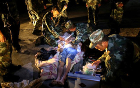 Một nạn nhân bị thương bị các lực lượng cứu hộ chăm sóc.