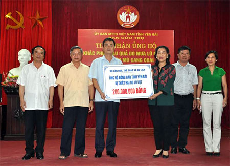 Đồng chí Đặng Thị Bích Liên – Thứ trưởng Bộ Văn hóa, Thể thao & Du lịch trao tặng 200 triệu đồng hỗ trợ nhân dân huyện Mù Cang Chải.
