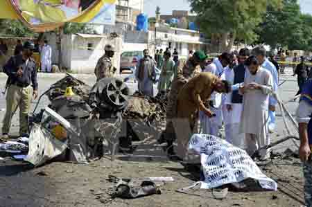 Nhân viên an ninh Pakistan điều tra tại hiện trường một vụ nổ bom ở Quetta.