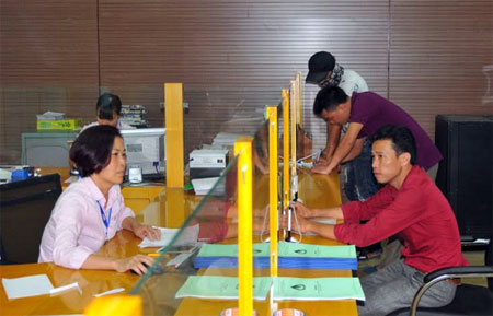 Người dân đến giao dịch vay vốn tại Phòng Giao dịch NHCSXH huyện Lục Yên.
