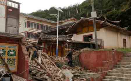 Động đất phá hủy nghiêm trọng khu vực Cửu Trại Câu của Trung Quốc.