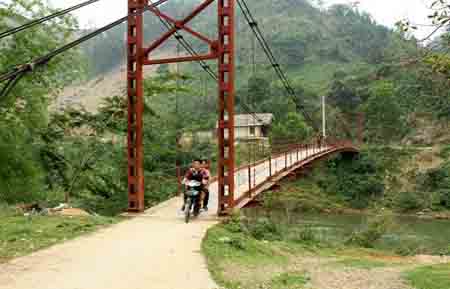 Cây cầu treo thôn Làng Phan, xã Hùng Lợi, huyện Yên Sơn (Tuyên Quang)  bắc qua sông Phó Đáy được đầu tư từ nguồn vốn 135 đã giúp bà con đi lại thuận lợi.