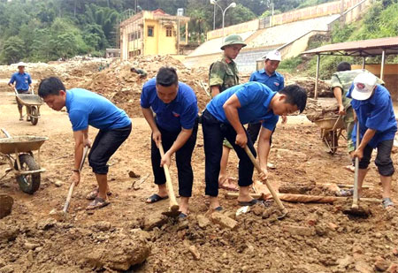 Đoàn viên thanh niên Khối các cơ quan tỉnh giúp người dân Mù Cang Chải khắc phục hậu quả thiên tai.