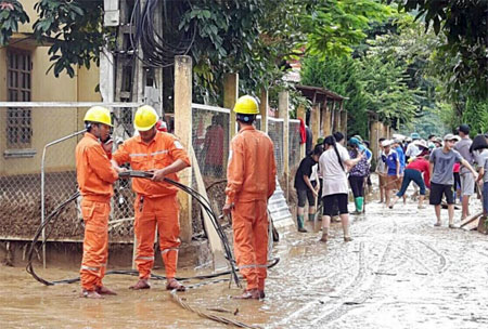 Công nhân Công ty Điện lực Yên Bái khắc phục đường dây tải điện bị hư hỏng trong đợt lũ ống, lũ quét ở huyện Mù Cang Chải vừa qua.