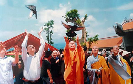Nghi lễ thả chim bồ câu tại lễ Thượng nguyên cầu quốc thái dân an tại chùa Tùng Lâm - Ngọc Am, thành phố Yên Bái.
