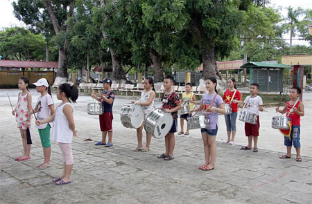 Đội nghi thức Trường Tiểu học Kim Đồng, thị xã Nghĩa Lộ luyện tập phục vụ cho lễ khai giảng năm học mới.