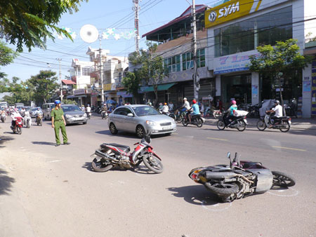 Nhiều xe máy bị xe ô tô tông nằm ngổn ngang trên đường.
