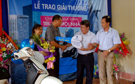 Lãnh đạo Trung tâm Kinh doanh VNPT - Vinaphone Yên Bái và xã Yên Bình trao xe và chúc mừng khách hàng Hầu Văn Kiều.