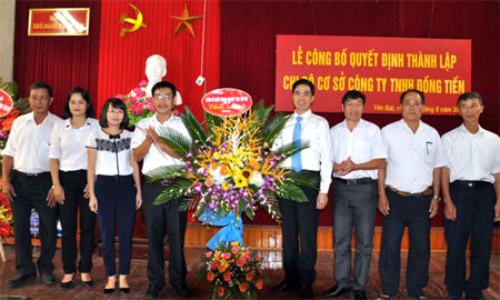 Lãnh đạo Đảng ủy Khối Doanh nghiệp tỉnh trao Quyết định thành lập Chi bộ cơ sở Công ty TNHH Đồng Tiến.
