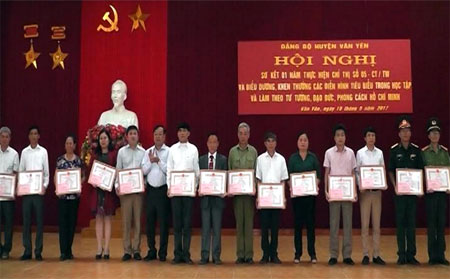 Những điển hình tiêu biểu trong học tập và làm theo tư tưởng, đạo đức, phong cách Hồ Chí Minh được nhận giấy khen và phần thưởng của Đảng bộ huyện Văn Yên.