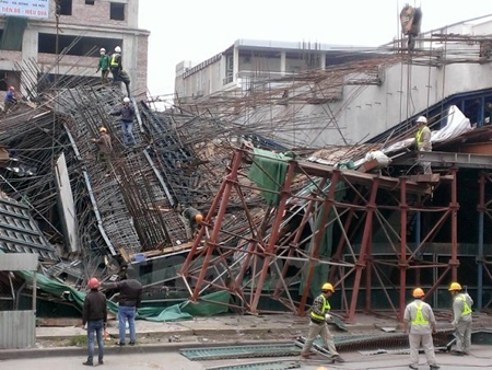 Hiện trường vụ sập giàn giáo tại công trường đường sắt đô thị Cát Linh-Hà Đông. (Ảnh minh họa).