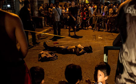Một đối tượng sử dụng ma túy bị bắn chết trên đường phố tại Manila, Philippines.