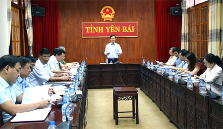 Đồng chí Dương Văn Tiến - Phó Chủ tịch UBND tỉnh, Phó Chủ tịch Hội đồng Thi đua - Khen thưởng tỉnh phát biểu tại buổi họp.
