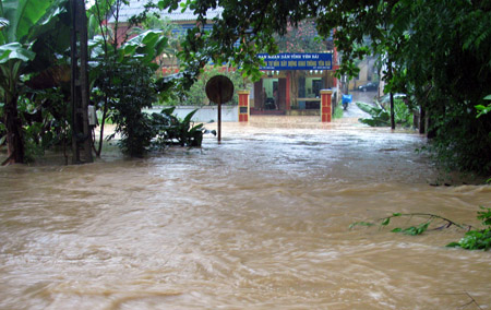 Trận mưa từ đêm 15/8 đến trưa 16/8 đã làm nước ở các sông suối trong thành phố Yên Bái dâng cao. (Ảnh: Thanh Thuỷ)