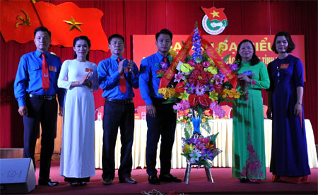 Lãnh đạo Đảng ủy Khối các cơ quan tỉnh tặng hoa chúc mừng Đại hội.