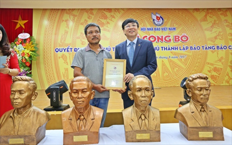 Nhà điêu khắc Trần Thanh Phong trao bốn bức tượng đồng các nhà báo liệt sĩ tặng Bảo tàng Báo chí Việt Nam.
