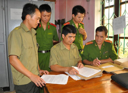 Công an huyện Lục Yên phối hợp với Công an xã Liễu Đô rà soát các đối tượng nghiện ma túy.
