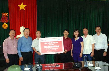 Công ty Honda Việt Nam tặng 396 triệu đồng cho nhân dân huyện Mù Cang Chải.