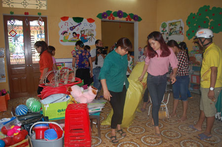 Các cô giáo Trường Mầm non Hoa Lan tích cực dọn dẹp vệ sinh để đón các em học sinh tựu trường.