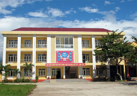 Phòng học mới được xây dựng khang trang tại Trường TH & THCS Hoàng Văn Thụ,  xã Nghĩa Lợi thị xã Nghĩa Lộ đảm bảo cho việc đưa học sinh từ điểm lẻ về học.