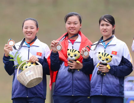 Các nữ cung thủ VN trên bục nhận huy chương bạc nội dung đồng đội cung 3 dây nữ.