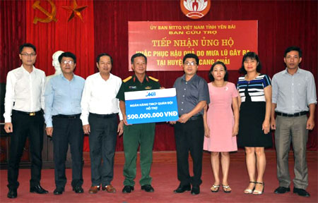 Đồng chí Đỗ Văn Hưng – Phó Tổng giám đốc Ngân hàng Thương mại cổ phần Quân đội trao kinh phí hỗ trợ nhân dân huyện Mù Cang Chải cho lãnh đạo Uỷ ban MTTQ tỉnh.