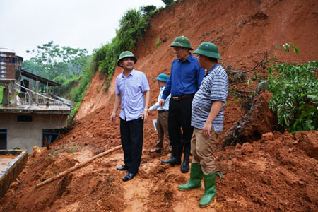 Phó Chủ tịch UBND tỉnh Nguyễn Văn Khánh trực tiếp có mặt tại hiện trường và chỉ đạo phương án khắc phục.