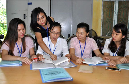 Chị Nguyễn Kim Lê (ngồi thứ 2 trái sang) trao đổi chuyên môn cùng đồng nghiệp.