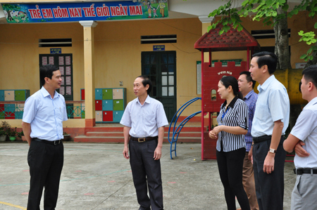 Đồng chí Dương Văn Tiến - Phó chủ tịch UBND tỉnh kiểm tra cơ sở vật chất trường học sau sắp xếp tại huyện Văn Chấn.