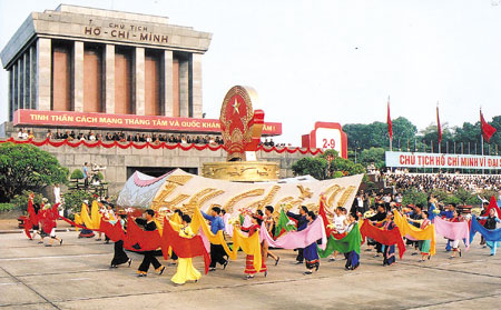 Màn diễu hành của nhân dân của dân tộc Việt Nam tại Lễ kỷ niệm 70 năm Cách mạng tháng Tám và Quốc khánh 2/9.