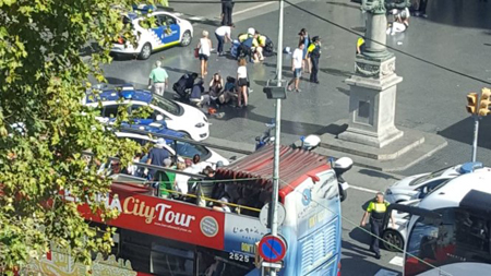Hiện trường vụ xe tải tông vào đám đông du khách ở thành phố Barcelona, Tây Ban Nha ngày 17-8, ít nhất hai người bị thương đang được lực lượng cấp cứu chăm sóc.