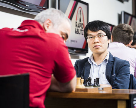 Quang Liêm trong trận đấu với Kasparov.