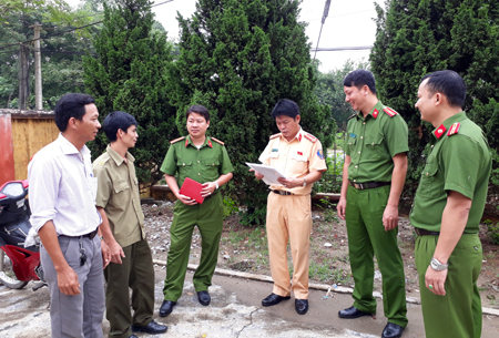 Cán bộ, chiến sỹ trong tổ tăng cường cơ sở của Công an tỉnh tại xã Minh Quân, huyện Trấn Yên triển khai nhiệm vụ.