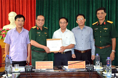 Đồng chí Thiếu tướng Trương Đức Nghĩa - Chánh Văn phòng Ủy ban Quốc gia Tìm kiếm cứu nạn tặng quà các lực lượng tham gia tìm kiếm cứu nạn trong đợt thiên tai tại huyện Mù Cang Chải.