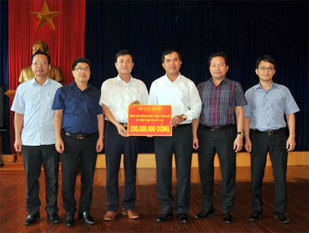 Đồng chí Nguyễn Chiến Thắng - Ủy viên Ban Thường vụ Tỉnh ủy, Phó Chủ tịch UBND tỉnh tiếp nhận kinh phí hỗ trợ của Bộ Xây dựng.