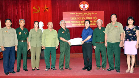 Đồng chí Phan Văn Mười – Chủ tịch Hội Truyền thống Trường Sơn -  Đường Hồ Chí Minh tỉnh Hưng Yên trao hàng cứu trợ cho lãnh đạo Ủy ban MTTQ tỉnh.