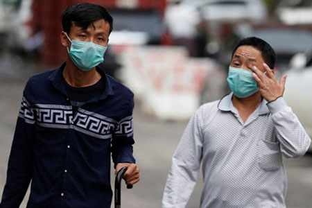 Người dân ở Yangon đeo khẩu trang để phòng tránh cúm H1N1.