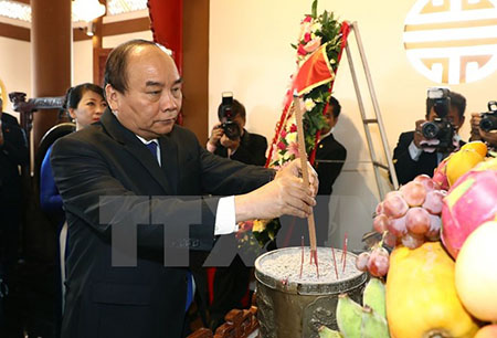 Thủ tướng Nguyễn Xuân Phúc thăm và đặt hoa tại khu tưởng niệm Chủ tịch Hồ Chí Minh.