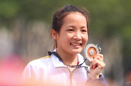 Hoàng Thị Thanh nhận HCB marathon.