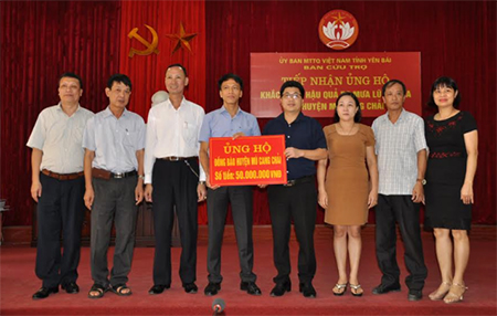 Lãnh đạo Công ty Thiết bị điện Đông Anh - Hà Nội trao 50 triệu đồng hỗ trợ nhân dân huyện Mù Cang Chải cho đại diện Ủy ban MTTQ tỉnh.