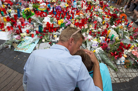 Người dân tưởng niệm các nạn nhân trong vụ tấn công tại Barcelona.