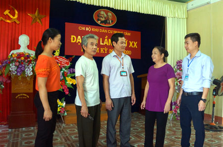 Bí thư Đảng ủy phường Đồng Tâm - Nguyễn Đình Hưng (đứng giữa) trao đổi với cán bộ, đảng viên Chi bộ Trung Tâm về việc đưa Chỉ thị 05 vào cuộc sống.