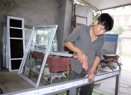 Cửa hàng nhôm kính của anh Nguyễn Ngọc Tài.