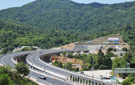 Sau 8 năm triển khai dự án, hầm đường bộ Đèo Cả chính thức thông xe và đưa vào khai thác hôm nay (21/8).