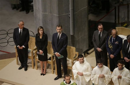 Nữ hoàng Letizia (thứ 2 từ trái) và nhà vua Tây Ban Nha Felipe (thứ 3 từ trái) tham dự thánh lễ trọng thể tại nhà thờ Sagrada Familia ở Barcelona ngày 20-8-2017 tưởng niệm các nạn nhân vụ tấn công khủng bố ở Barcelona, Tây Ban Nha.
