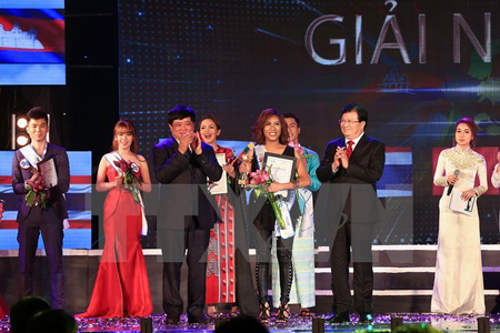 Phó Thủ tướng Trịnh Đình Dũng và Tổng Giám đốc Đài Tiếng nói Việt Nam Nguyễn Thế Kỷ trao giải nhất cho ca sỹ Philippines Darlin Joy Baje.