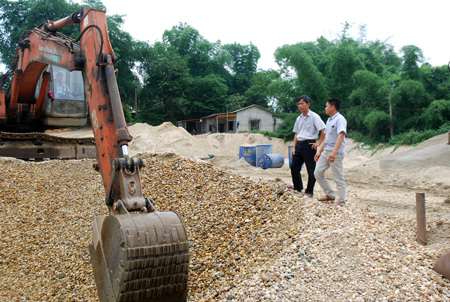 Cán bộ Phòng Tài nguyên và Môi trường huyện Yên Bình kiểm tra khai thác cát sỏi trên sông Chảy thuộc địa phận huyện Yên Bình.